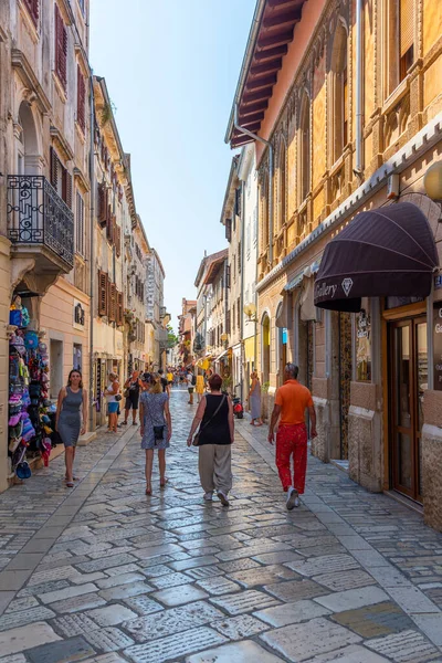 Porec, Hırvatistan, 31 Temmuz 2020: Hırvatistan 'ın Porec kentinde insanlar yaya caddesinde geziniyor