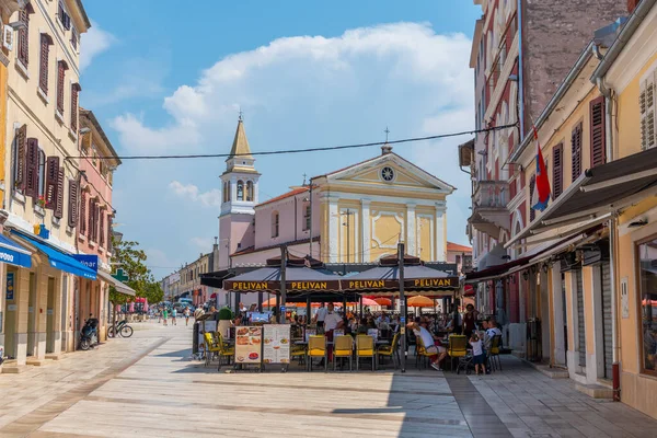 Porec, Hırvatistan, 31 Temmuz 2020: Hırvatistan 'ın Porec kentinde insanlar yaya caddesinde geziniyor