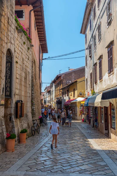 Porec, Hırvatistan, 31 Temmuz 2020: Hırvatistan 'ın Porec kentinde insanlar yaya caddesinde geziniyor