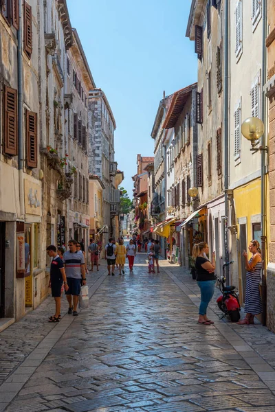 Porec, Hırvatistan, 31 Temmuz 2020: Hırvatistan 'ın Porec kentinde insanlar yaya caddesinde geziniyor