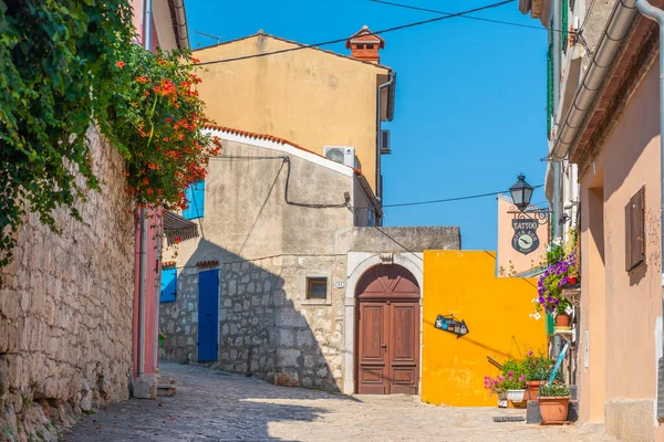 Rovinj Croacia Agosto 2020 Gente Paseando Por Una Calle Peatonal — Foto de Stock