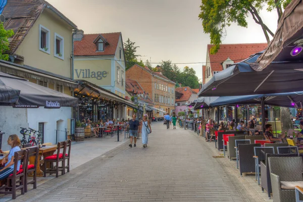 Zagreb, Hırvatistan, 1 Ağustos 2020: Hırvatistan 'ın Zagreb kentindeki Tkalcica caddesinin gün batımı manzarası