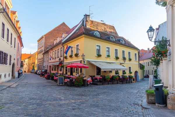 Zagreb, Hırvatistan, 1 Ağustos 2020: Hırvatistan 'ın eski Zagreb kentindeki restoran