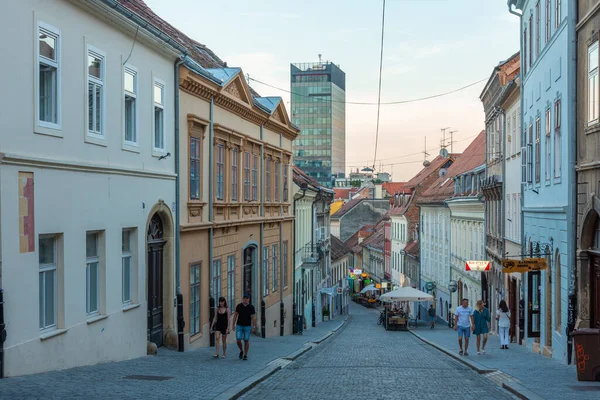 Zagreb, Hırvatistan, 1 Ağustos 2020: Hırvatistan 'ın Zagreb kentindeki Radiceva caddesinin gün batımı manzarası