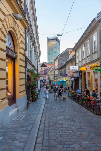 Zagreb, Hırvatistan, 1 Ağustos 2020: Hırvatistan 'ın Zagreb kentindeki Radiceva caddesinin gün batımı manzarası