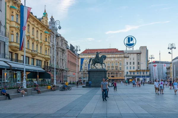 Zagreb, Hırvatistan, 1 Ağustos 2020: Hırvatistan 'ın Zagreb kentinde halk Ban Jelaciç meydanında geziniyor