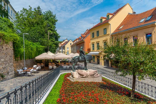 Zagreb, Hırvatistan, 2 Ağustos 2020: Hırvatistan 'ın Zagreb kentinde Binicilik Heykeli ve Ejderha