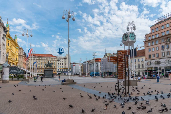 Zagreb Kroatien Augusti 2020 Folk Strosar Genom Ban Jelacic Torget — Stockfoto