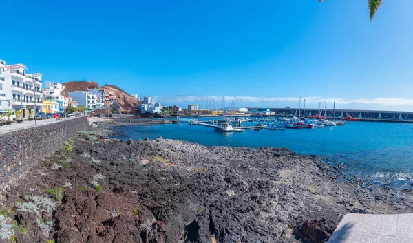 La Restinga, İspanya, 30 Ocak 2021: El Hierro, İspanya 'daki La Restinga kasabasının limanında güneşli bir gün
