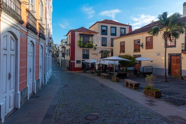 Santa Cruz de la Palma, İspanya, Janury 28, 2021: Santa Cruz de la Palma, İspanya 'nın Kanarya Adaları' nın merkezinde bir sokak manzarası.