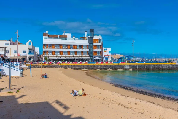 Corralejo Španělsko Ledna 2021 Lidé Užívají Slunečného Dne Pláži Corralejo — Stock fotografie