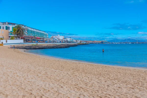 Corralejo España Enero 2021 Gente Disfruta Día Soleado Una Playa — Foto de Stock