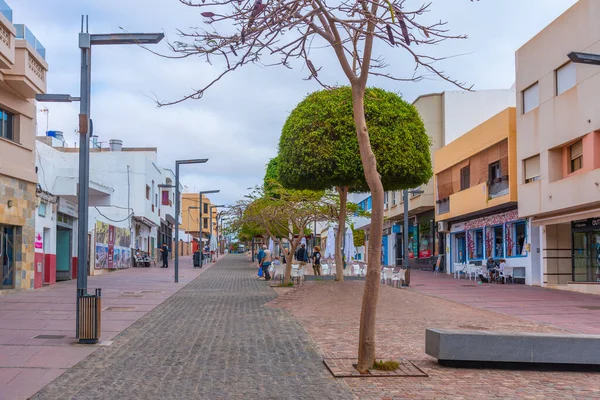 Puerto del Rosario, İspanya, 23 Ocak 2021: Puerto de Rosario 'da ana cadde Fuerteventura, Kanarya Adaları, İspanya.