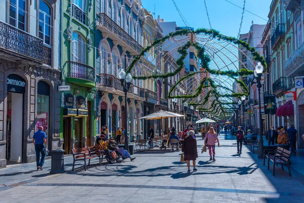 Las Palmas, İspanya, Janury 20, 2021: İnsanlar Las Palmas de Gran Canaria, İspanya 'daki Calle Triana' da geziniyorlar..