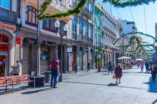 Las Palmas, İspanya, Janury 20, 2021: İnsanlar Las Palmas de Gran Canaria, İspanya 'daki Calle Triana' da geziniyorlar..