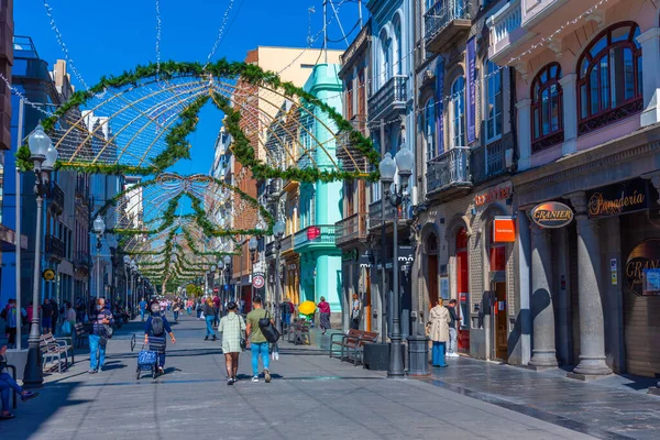 Las Palmas, İspanya, Janury 20, 2021: İnsanlar Las Palmas de Gran Canaria, İspanya 'daki Calle Triana' da geziniyorlar..