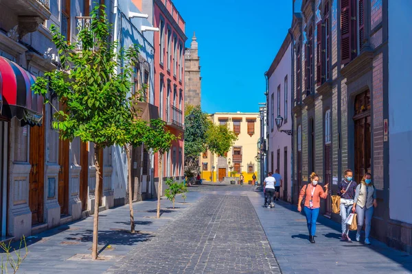 Las Palmas, İspanya, Janury 20, 2021: Las Palmas de Gran Canaria, İspanya 'daki Dar Sokak.