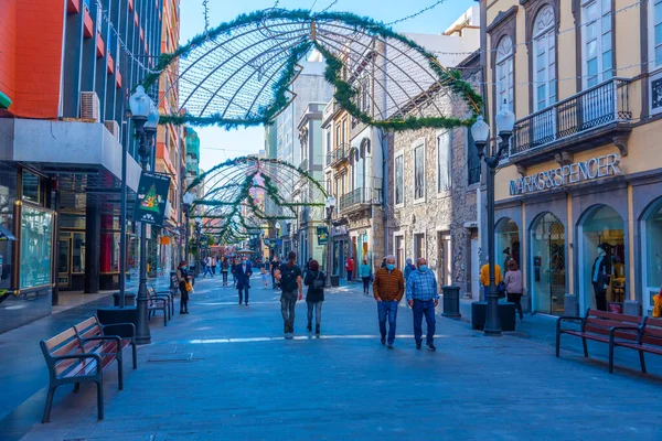 Las Palmas, İspanya, Janury 20, 2021: İnsanlar Las Palmas de Gran Canaria, İspanya 'daki Calle Triana' da geziniyorlar..
