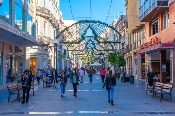 Las Palmas, İspanya, Janury 20, 2021: İnsanlar Las Palmas de Gran Canaria, İspanya 'daki Calle Triana' da geziniyorlar..