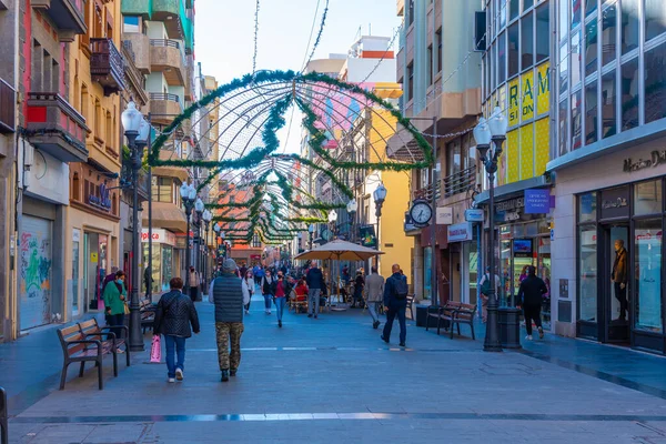 Las Palmas, İspanya, Janury 20, 2021: İnsanlar Las Palmas de Gran Canaria, İspanya 'daki Calle Triana' da geziniyorlar..