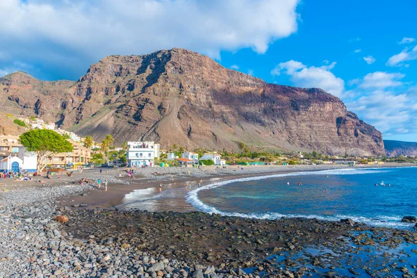 Valle Gran Rey, İspanya, 15 Ocak 2021 La Gomera, İspanya 'daki Valle Gran Rey plajında güneşli bir gün..