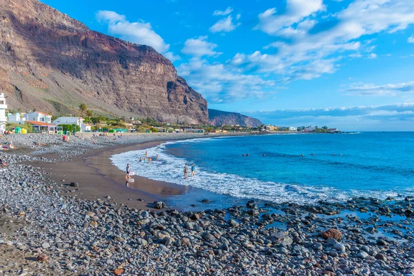Valle Gran Rey, İspanya, 15 Ocak 2021 La Gomera, İspanya 'daki Valle Gran Rey plajında güneşli bir gün..