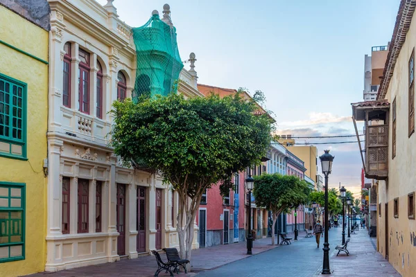 San Sebastian, İspanya, 15 Ocak 2021: San Sebastian de la Gomera, İspanya 'da bir sokağın gün doğumu manzarası.