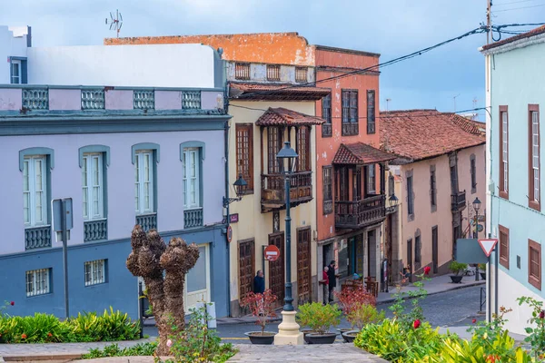 La Orotava, İspanya, Janury 12, 2021: La Orotava, Tenerife, Kanarya Adaları, İspanya 'daki Dar Sokak.