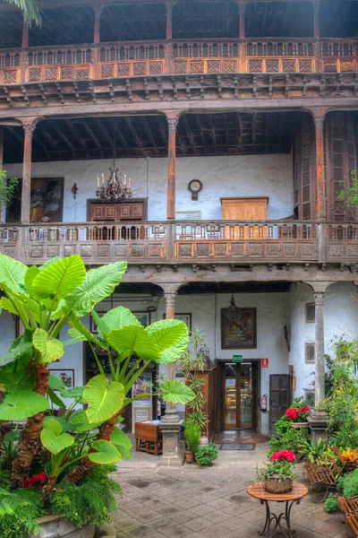 La Orotava, İspanya, Janury 12, 2021: La Orotava, Tenerife, İspanya 'nın eski kasabasındaki Casa de los Balcones' de avlu.