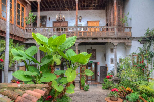 La Orotava, İspanya, Janury 12, 2021: La Orotava, Tenerife, İspanya 'nın eski kasabasındaki Casa de los Balcones' de avlu.