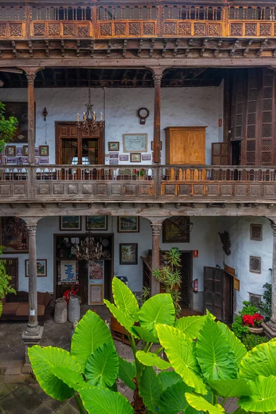 La Orotava, İspanya, Janury 12, 2021: La Orotava, Tenerife, İspanya 'nın eski kasabasındaki Casa de los Balcones' de avlu.