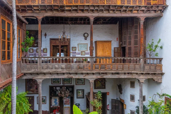 La Orotava, İspanya, Janury 12, 2021: La Orotava, Tenerife, İspanya 'nın eski kasabasındaki Casa de los Balcones' de avlu.