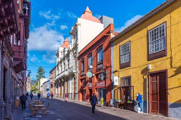La Laguna, İspanya, Janury 10, 2021: La Laguna, Tenerife, Kanarya Adaları 'ndaki eski kasaba Dar Sokak, İspanya.