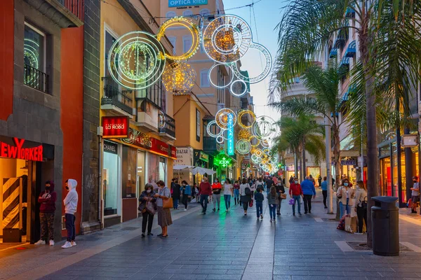 Santa Cruz, İspanya, 7 Ocak 2021: Santa Cruz, Tenerife, Kanarya Adaları 'ndaki merkez caddenin gece manzarası.