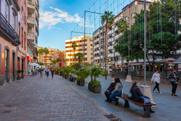 Santa Cruz, İspanya, 7 Ocak 2021: Santa Cruz, Tenerife, Kanarya Adaları, İspanya 'daki merkez cadde manzarası.