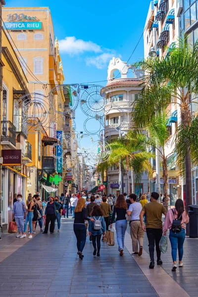 Santa Cruz, İspanya, 7 Ocak 2021: Santa Cruz, Tenerife, Kanarya Adaları, İspanya 'daki merkez cadde manzarası.