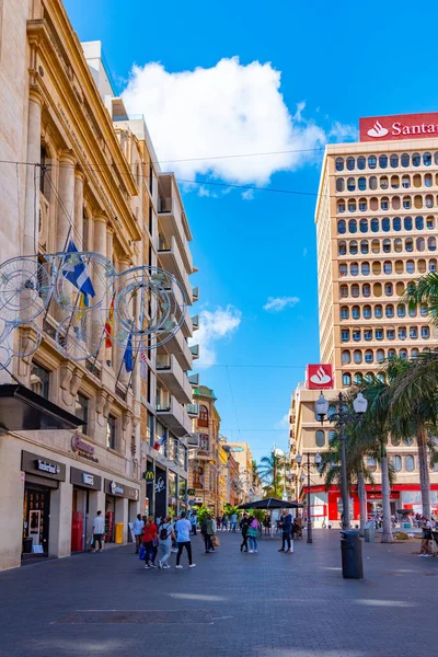 Santa Cruz, İspanya, 7 Ocak 2021: Santa Cruz, Tenerife, İspanya, İspanya 'daki eski kentteki Plaza de la Candelaria.