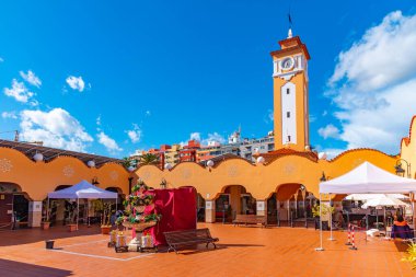 Santa Cruz, İspanya, 7 Ocak 2021: Santa Cruz, Tenerife, İspanya, İspanya 'daki bayanımızın pazar yeri.