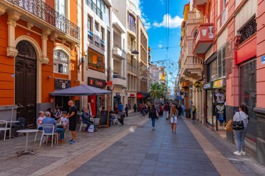 Santa Cruz, İspanya, 7 Ocak 2021: Santa Cruz, Tenerife, Kanarya Adaları, İspanya 'daki merkez cadde manzarası.
