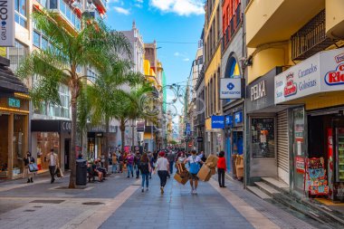 Santa Cruz, İspanya, 7 Ocak 2021: Santa Cruz, Tenerife, Kanarya Adaları, İspanya 'daki merkez cadde manzarası.