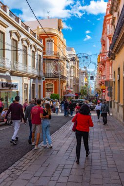 Santa Cruz, İspanya, 6 Ocak 2021: Santa Cruz, Tenerife, Kanarya Adaları, İspanya 'daki merkez cadde manzarası.