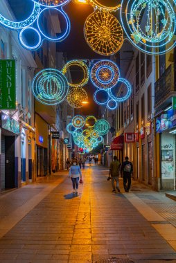 Santa Cruz, İspanya, 6 Ocak 2021: Santa Cruz, Tenerife, Kanarya Adaları, İspanya 'daki merkez caddenin gece manzarası.