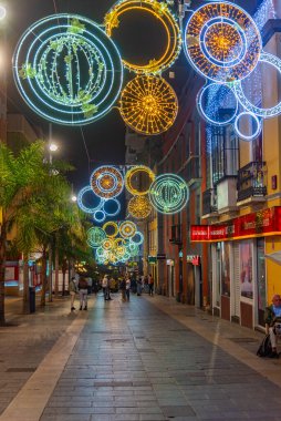 Santa Cruz, İspanya, 6 Ocak 2021: Santa Cruz, Tenerife, Kanarya Adaları, İspanya 'daki merkez caddenin gece manzarası.