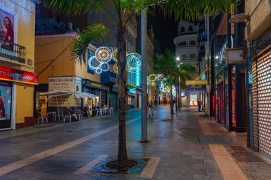 Santa Cruz, İspanya, 6 Ocak 2021: Santa Cruz, Tenerife, Kanarya Adaları, İspanya 'daki merkez caddenin gece manzarası.