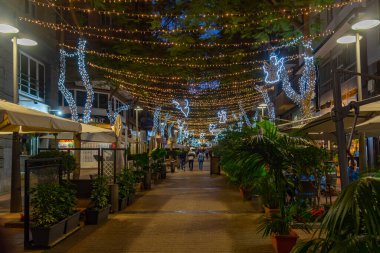 Santa Cruz, İspanya, 6 Ocak 2021: Santa Cruz, Tenerife, Kanarya Adaları, İspanya 'daki merkez caddenin gece manzarası.