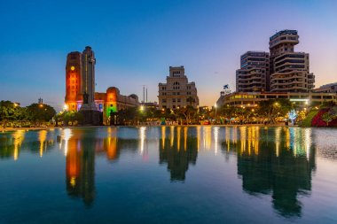 Santa Cruz de Tenerife, İspanya, 6 Ocak 2021: Santa Cruz de Tenerife 'nin günbatımı silüeti, Kanarya Adaları, İspanya.