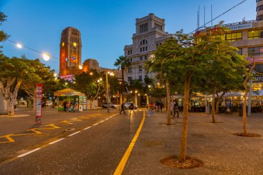 Santa Cruz de Tenerife, İspanya, 6 Ocak 2021: Santa Cruz de Tenerife 'nin günbatımı silüeti, Kanarya Adaları, İspanya.
