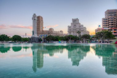 Santa Cruz de Tenerife, İspanya, 6 Ocak 2021: Santa Cruz de Tenerife 'nin günbatımı silüeti, Kanarya Adaları, İspanya.