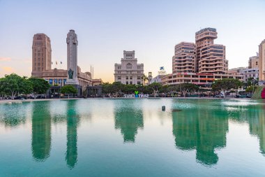 Santa Cruz de Tenerife, İspanya, 6 Ocak 2021: Santa Cruz de Tenerife 'nin günbatımı silüeti, Kanarya Adaları, İspanya.