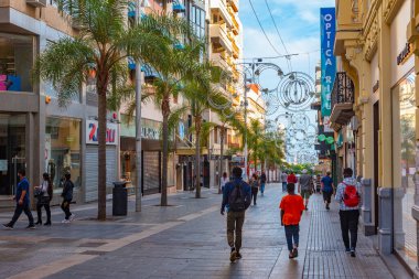 Santa Cruz, İspanya, 6 Ocak 2021: Santa Cruz, Tenerife, Kanarya Adaları, İspanya 'daki merkez cadde manzarası.